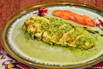 Куриное филе под соусом песто